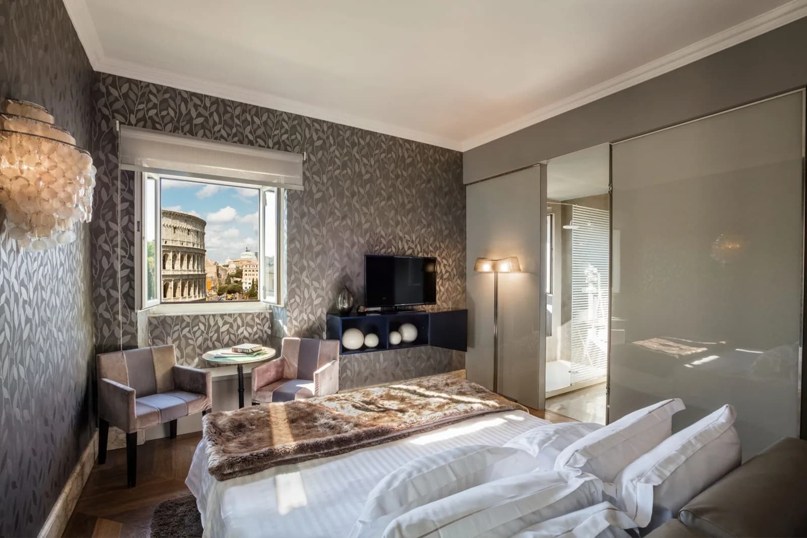 Master room at Palazzo Manfredi, Rome